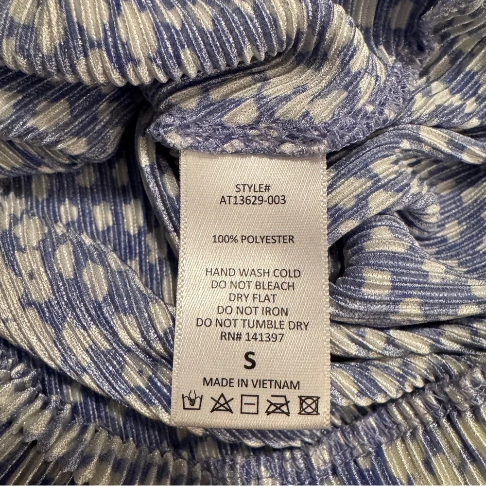 ASTR The Label Blue Floral Wrap Blouse Flutter Sleeve - S- EUC - Picture 5 of 7